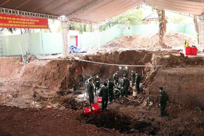 Khu vực rãnh mộ mới được phát hiện và tiến hành khai quật với chiều dài khoảng 30m, rộng khoảng 4m
