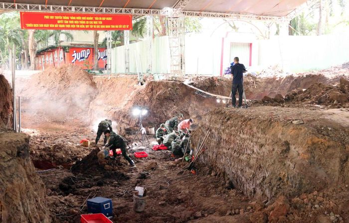 Khu vực rãnh mộ mới được phát hiện và tiến hành khai quật với chiều dài khoảng 30m, rộng khoảng 4m