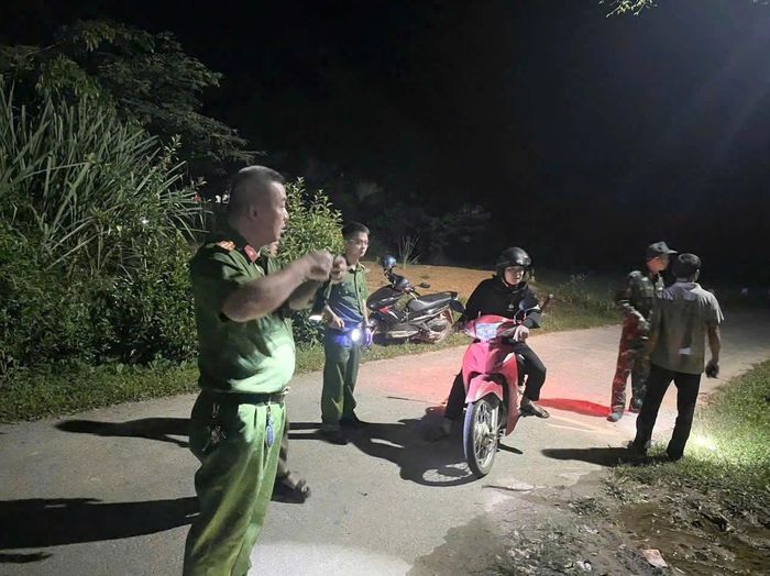 Công an xã Liên Hiệp phối hợp cùng các lực lượng tìm kiếm cụ L.T.D.