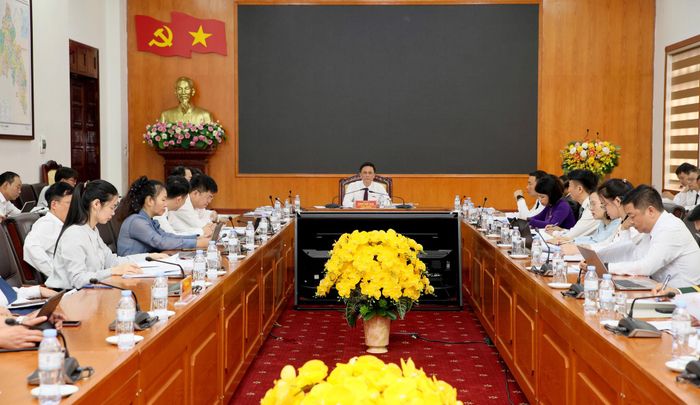 Các đại biểu thảo luận tại tổ.