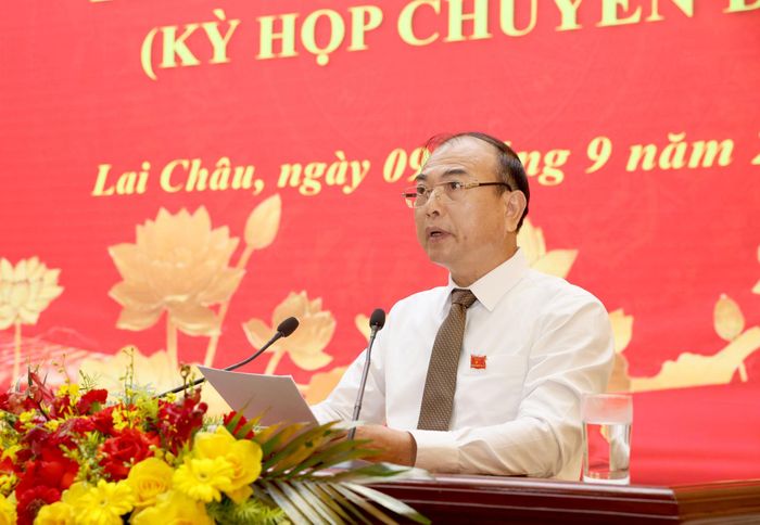 Phó Chủ tịch UBND tỉnh Nguyễn Sỹ Cảnh trình bày các tờ trình dự thảo nghị quyết trình kỳ họp.