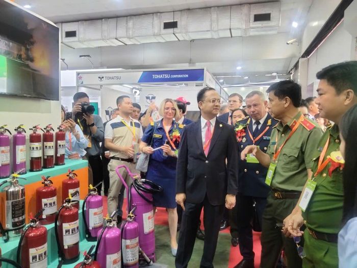 Các đại biểu thăm các gian hàng tại triển lãm. Ảnh: Hải Thanh