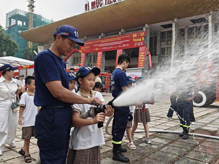 Các em tham gia hoạt động trải nghiệm chữa cháy. Ảnh: Trung Kiên