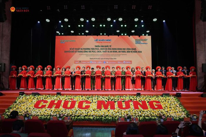 Các đại biểu thực hiện nghi thức cắt băng khai mạc triển lãm. Ảnh: Hải Thanh