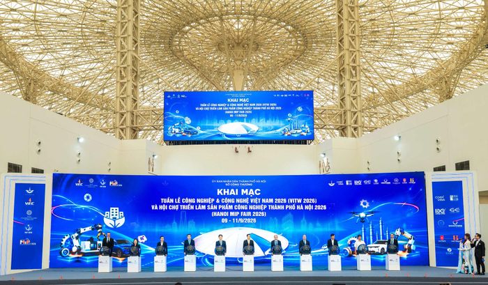 Các đại biểu bấm nút khai mạc sự kiện. Ảnh: M. Uyên