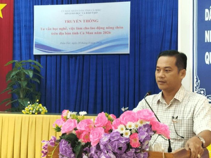 Ông Nguyễn Hoàng Vũ, Phó Giám đốc Trung tâm Dịch vụ việc làm tỉnh Cà Mau phát biểu tại xã Đầm Dơi. Ảnh VLCM