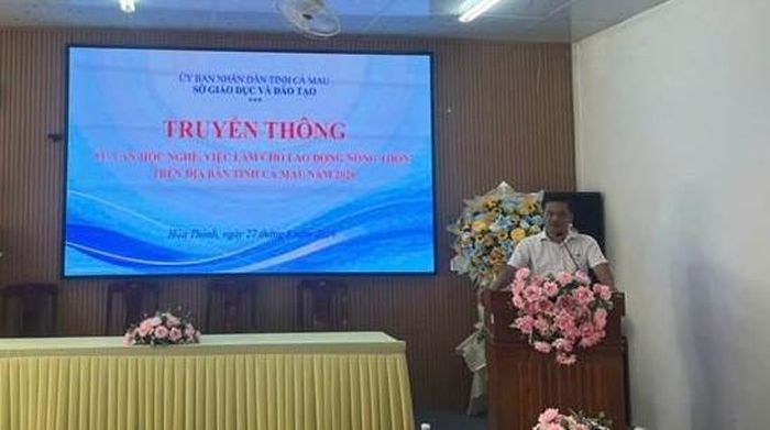 Ông Nguyễn Hoàng Vũ, Phó Giám đốc Trung tâm Dịch vụ việc làm tỉnh Cà Mau trực tiếp tư vấn, hướng dẫn người lao động lựa chọn ngành nghề. Ảnh VLCM