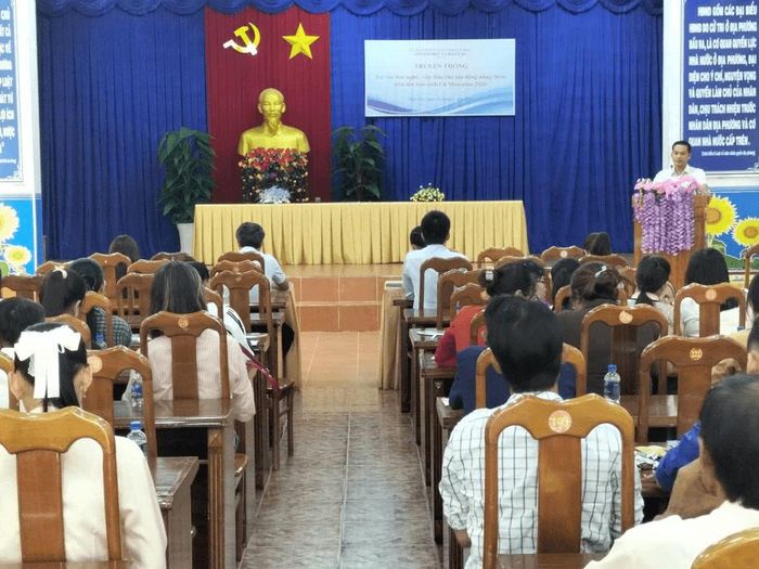 Quang cảnh buổi tư vấn tại xã Đầm Dơi. Ảnh VLCM