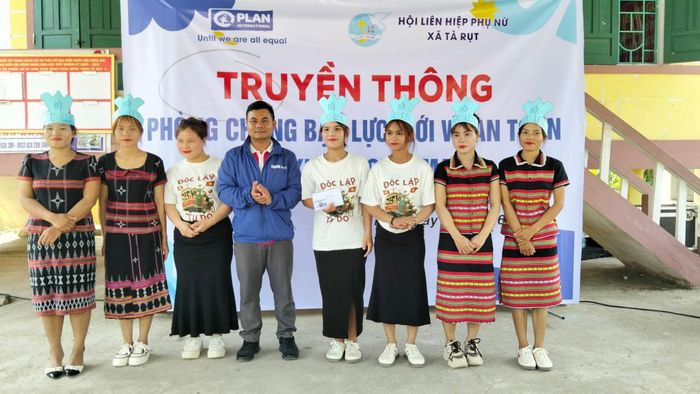 Hoạt động truyền thông phòng chống bạo lực giới và an toàn trên không gian mạng. Ảnh: Hội LHPN tỉnh Quảng Trị