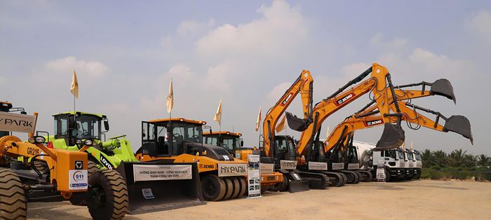 Phương tiện, máy móc sẵn sàng thi công dự án. Ảnh: Đào Ban