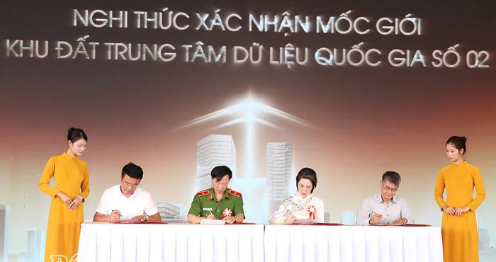 Đại diện lãnh đạo các đơn vị ký kết xác nhận mốc giới khu đất Trung tâm dữ liệu quốc gia số 02. Ảnh: Đào Ban