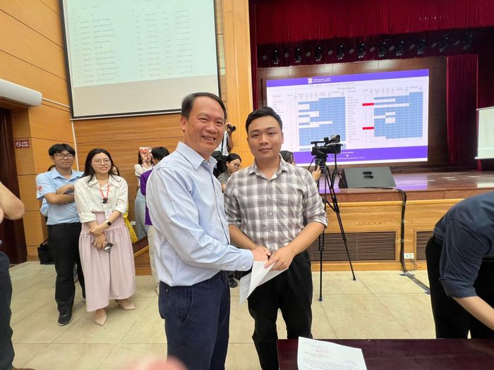 Niềm vui của các thầy cô đón nhận học trò của mình