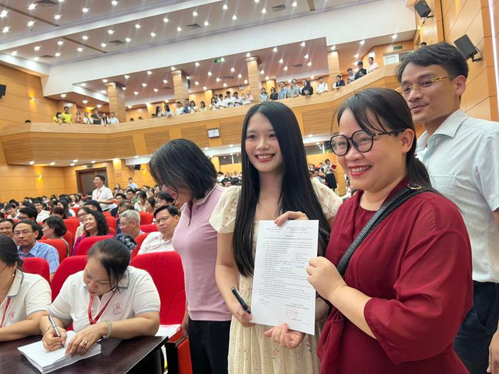 Niềm vui của các thầy cô đón nhận học trò của mình