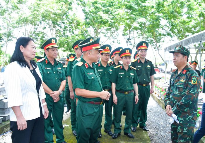 Ban chỉ đạo 515 tỉnh Vĩnh Long đã hoàn thành lấy mẫu tại 11 nghĩa trang. Ảnh Lê Phong Phú