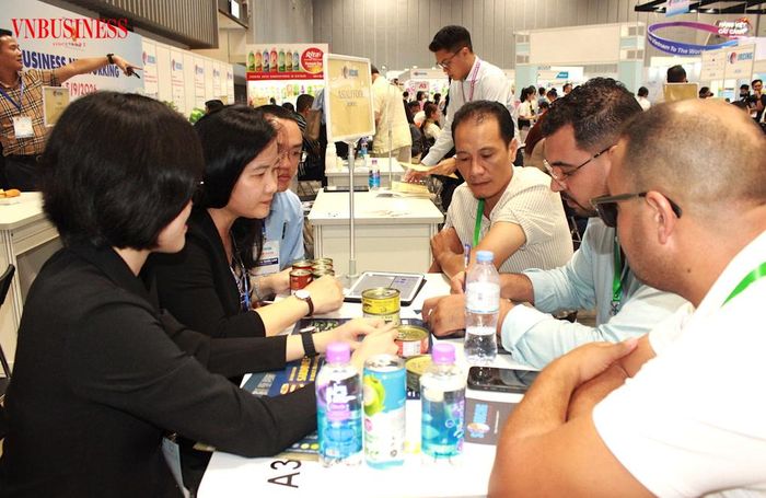 Doanh nghiệp thực phẩm Việt trao đổi với nhà mua hàng quốc tế tại một sự kiện kết nối giao thương, mở rộng cơ hội đơn hàng trong cuộc đua đáp ứng yêu cầu “đa chuẩn”.