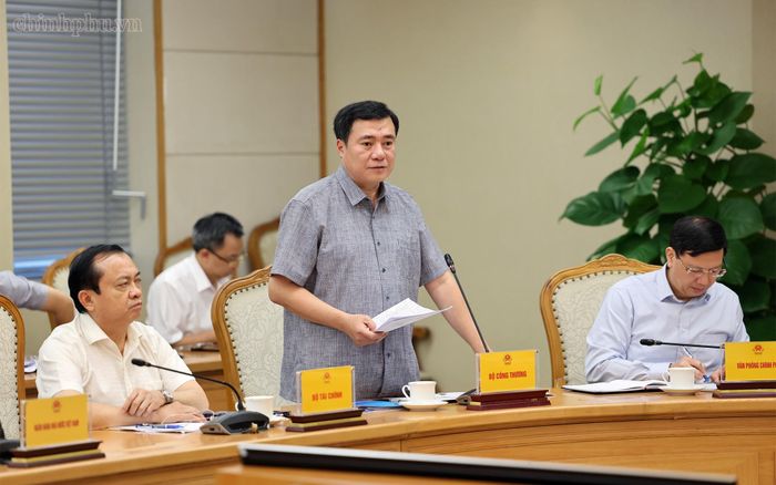  Thứ trưởng Bộ Công Thương Nguyễn Sinh Nhật Tân báo cáo tại cuộc họp. Ảnh: VGP. 