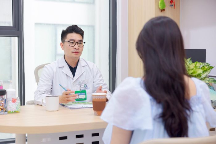 Thạc sĩ, chuyên gia Tâm lý Hoàng Quốc Lân tư vấn cho một trường hợp (Ảnh: BVCC)