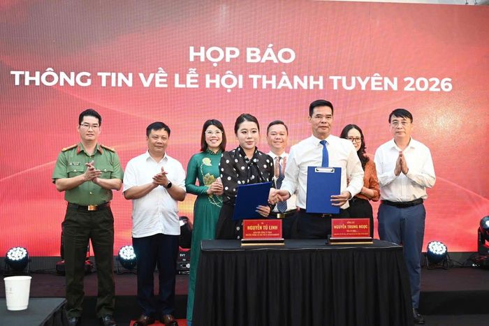 Lãnh đạo tỉnh, các đại biểu chứng kiến lễ ký kết hợp tác giữa Sở Văn hóa, Thể thao và Du lịch tỉnh Tuyên Quang với Công ty truyền thông.