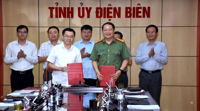 Đại diện Văn phòng Tỉnh ủy bàn giao nhiệm vụ Cơ quan Thường trực Ban Chỉ đạo về phát triển khoa học, công nghệ, đổi mới sáng tạo và chuyển đổi số tỉnh sang Công an tỉnh. Ảnh ĐBP