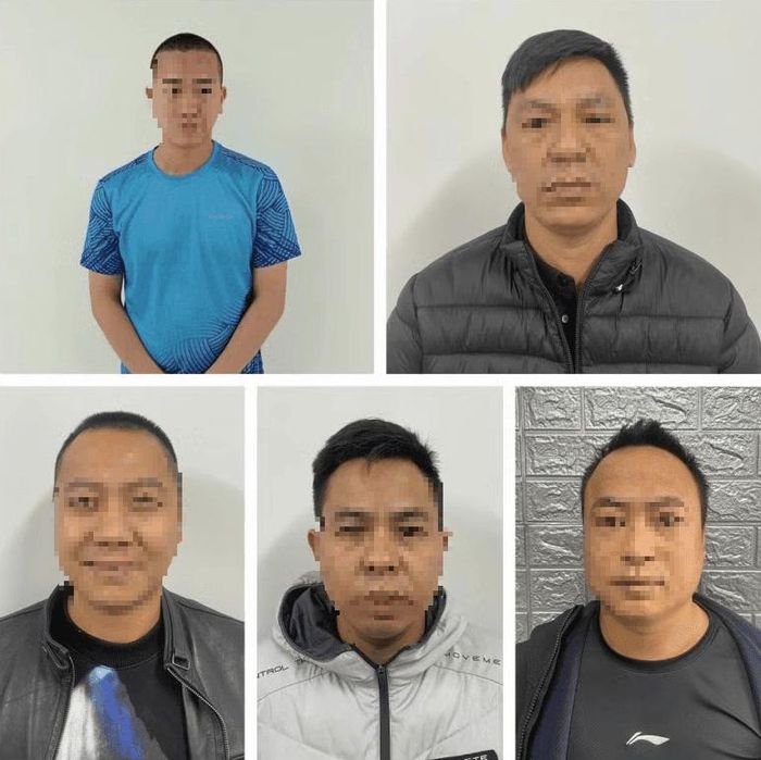 Bị can Hoàng Tạ Minh Cường (áo xanh) và một số bị can khác. Ảnh CACC