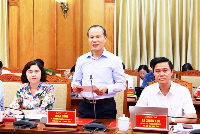 Đồng chí Mai Sơn, Phó Chủ tịch Thường trực UBND tỉnh Bắc Ninh báo cáo tóm tắt tình hình thực hiện chính sách, pháp luật và nghị quyết của Quốc hội về các lĩnh vực văn hóa và xã hội trên địa bàn tỉnh Bắc Ninh.