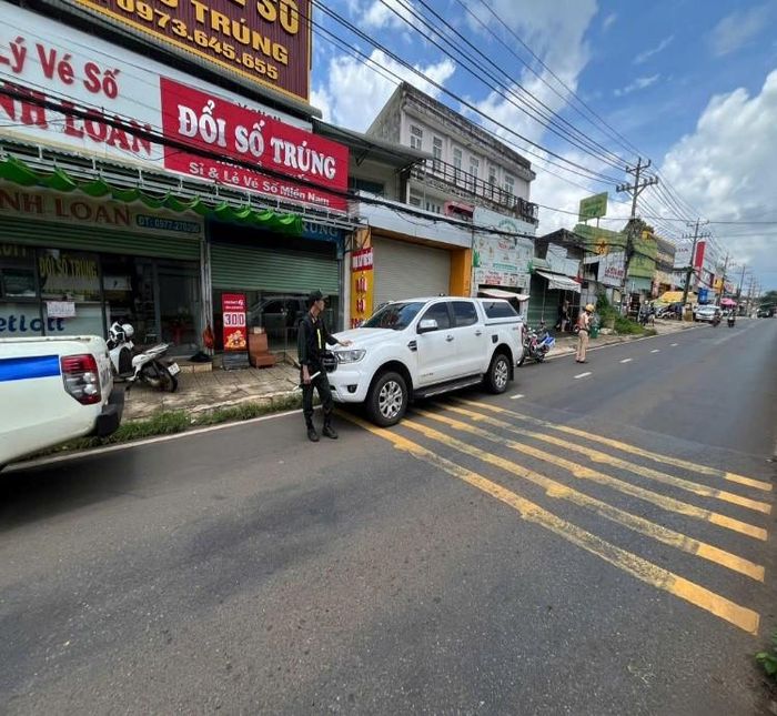 Lực lượng chức năng TP Đồng Nai kiểm tra xe bán tải, phát hiện 1.490 bao thuốc lá điếu không có tem nhập khẩu và hóa đơn, chứng từ chứng minh nguồn gốc hợp pháp.