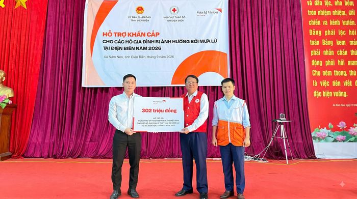 Đại diện Ban tổ chức trao phần quà hỗ trợ các hộ dân bị ảnh hưởng nặng bởi thiên tai tại xã Nậm Nèn, tỉnh Điện Biên