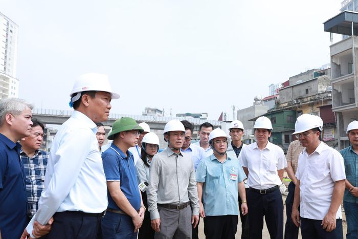 Phó Bí thư Thường trực Thành ủy Hà Nội Nguyễn Trọng Đông kiểm tra tiến độ Dự án đoạn từ Nguyễn Trãi (Quốc lộ 6) đến Đầm Hồng trên địa bàn phường Khương Đình.