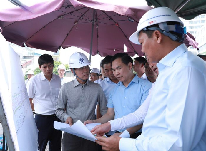 Phó Bí thư Thường trực Thành ủy Hà Nội Nguyễn Trọng Đông kiểm tra tiến độ hạng mục xây dựng tuyến đường số 5 vào Trung tâm Khu đô thị mới Tây hồ Tây.