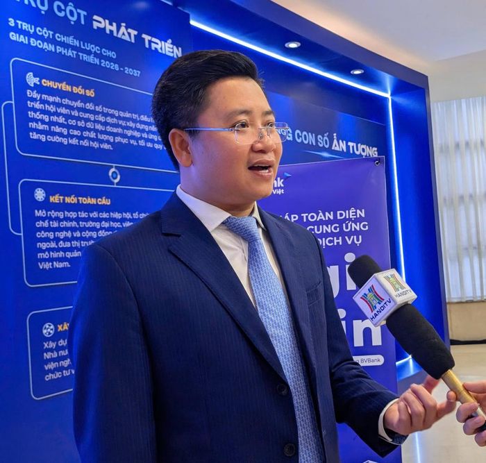 Việc triển khai gói tín dụng quy mô lớn hàng trăm tỷ đồng với mức lãi suất thấp hơn thông thường từ 1-2% trước hết mang ý nghĩa tích cực về mặt chính sách, thể hiện sự đồng hành của Chính phủ và ngành Ngân hàng với cộng đồng doanh nghiệp. Đối với DNNVV, tác động của việc giảm lãi suất không chỉ dừng ở con số 1-2%/năm. Chẳng hạn, với khoản vay có lãi suất 10%/năm, mức giảm 2%/năm đồng nghĩa chi phí tài chính giảm khoảng 20%, qua đó tạo thêm dư địa cho doanh nghiệp đầu tư và mở rộng sản xuất, kinh doanh.