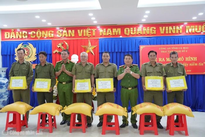 Ban tổ chức tặng quà học sinh và lực lượng bảo vệ ANTT ở cơ sở có hoàn cảnh khó khăn.