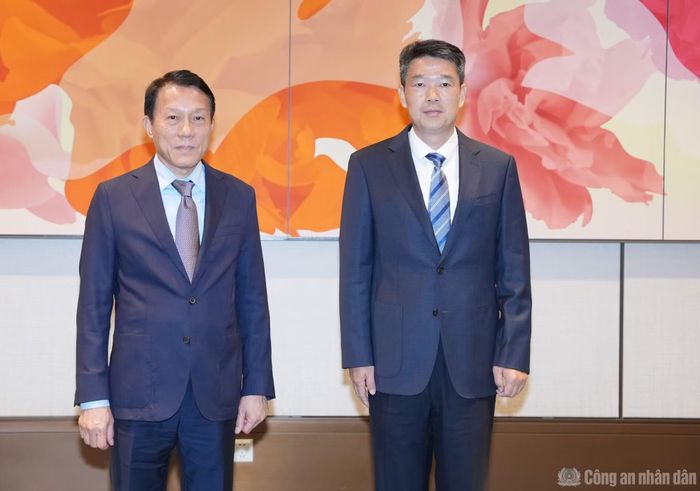  Bộ trưởng Lương Tam Quang tiếp xã giao đồng chí Trương Á Hồng, Phó Chủ tịch UBND thành phố kiêm Giám đốc Công an thành phố Thượng Hải. 