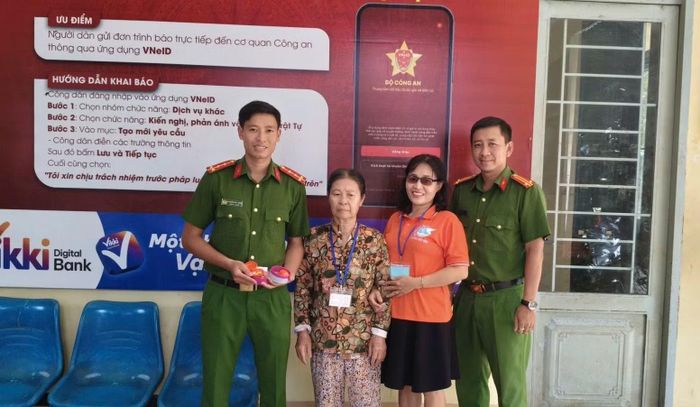 Cụ bà Nguyễn Thị Mùi mang số nữ trang bằng vàng có giá trị lớn đến Cơ quan Công an trình báo.