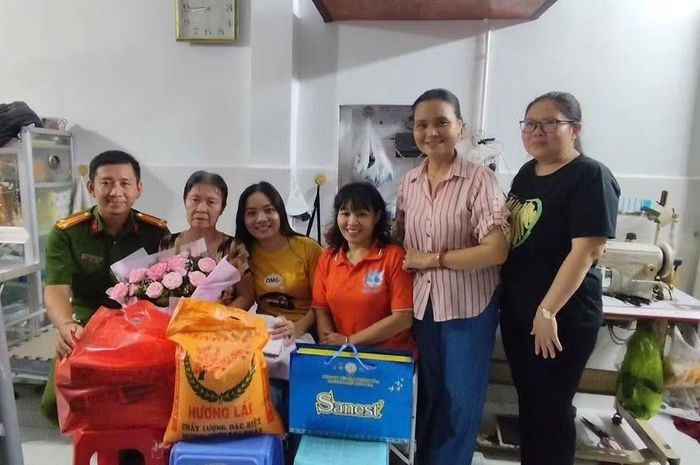 Công an phường Hiệp Bình cùng Tổ công tác 3 trong 1 khu phố 41 và chị Trần Thị Thùy Vân đến thăm hỏi, trao tặng quà và cảm ơn bà Nguyễn Thị Mùi.