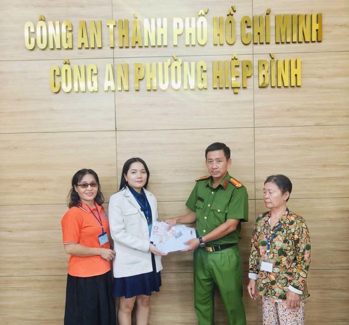 Công an phường Hiệp Bình cùng bà Nguyễn Thị Mùi trao trả lại tài sản cho chị Trần Thị Thùy Vân.