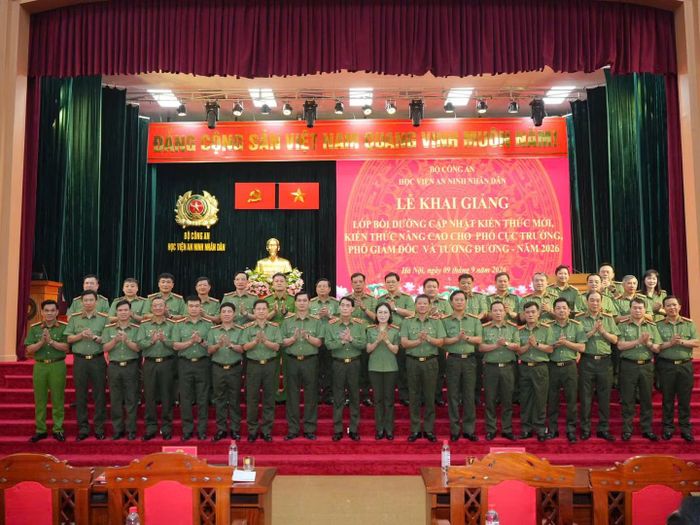 Thứ trưởng Lê Quốc Hùng cùng các đại biểu và học viên lớp học chụp ảnh tại buổi lễ. Ảnh: Danh Vỵ.