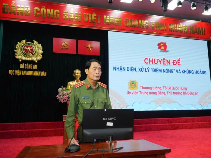 Thứ trưởng Lê Quốc Hùng trình bày một chuyên đề tại lớp học. Ảnh: Danh Vỵ.