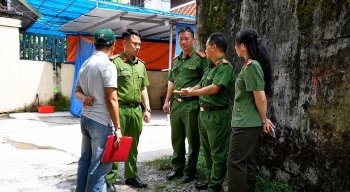 Các lực lượng phối hợp tiến hành kiểm tra tại các cơ sở san chiết gas.
