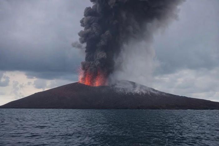 Núi lửa Anak Krakatau phun trào dung nham và phát tán lượng tro bụi khổng lồ. Ảnh: UANews