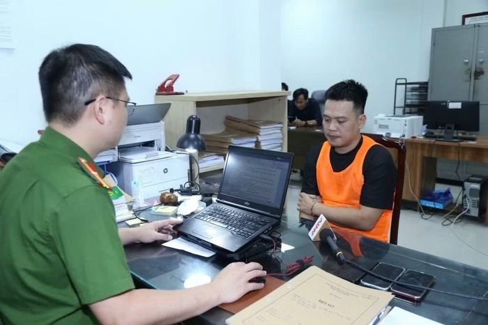 Công an lấy lời khai một đối tượng trong đường dây “Bún Chả TV”.