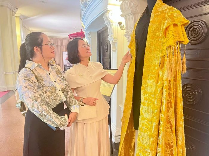 Bộ trang phục rất đẹp trong phim “Hộ linh tráng sĩ” được trưng bày tại triển lãm được các đại biểu quan tâm tìm hiểu.