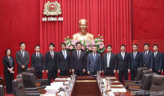 Thứ trưởng Nguyễn Ngọc Lâm và Thứ trưởng Bộ Nội vụ và Truyền thông Nhật Bản Kajihara Daisuke cùng các đại biểu.