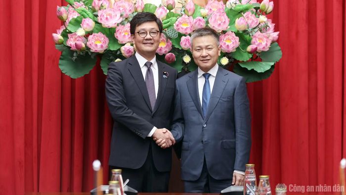 Thứ trưởng Nguyễn Ngọc Lâm và Thứ trưởng Bộ Nội vụ và Truyền thông Nhật Bản Kajihara Daisuke.