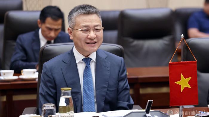 Thứ trưởng Nguyễn Ngọc Lâm chào mừng Thứ trưởng Bộ Nội vụ và Truyền thông Nhật Bản Kajihara Daisuke sang thăm Việt Nam và tham dự SECUTECH 2026.