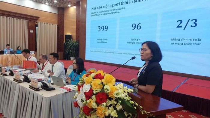 Bà Bùi Thanh Xuân, Viện Chiến lược và Chính sách giáo dục tham luận tại hội thảo.