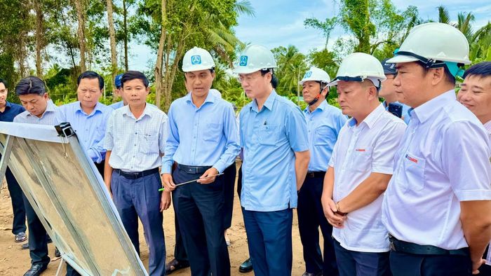 Ông Trần Trí Quang, Chủ tịch UBND tỉnh Vĩnh Long (thứ 3 từ phải sang, hàng đầu) kiểm tra tiến độ các công trình trọng điểm.