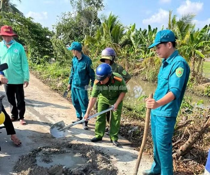 Công an xã Vị Thanh 1 cùng lực lượng địa phương dặm vá lại tuyến đường nông thôn hư hỏng.