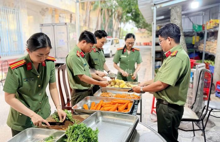 Cán bộ, chiến sĩ Phòng Tham mưu chuẩn bị nguyên liệu để nấu cháo tặng bệnh nhân, thân nhân người bệnh tại Bệnh viện Ung bướu TP Cần Thơ.