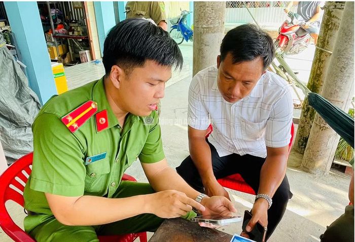 Công an xã Gia Hòa thực hiện cấp căn cước cho người dân vào ngày nghỉ và hỗ trợ tích hợp giấy tờ trên ứng dụng VNeID.