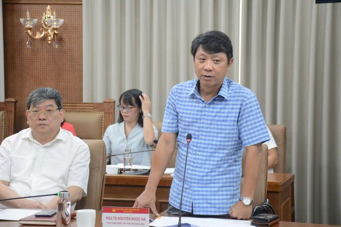 Các đại biểu thảo luận tại buổi họp.